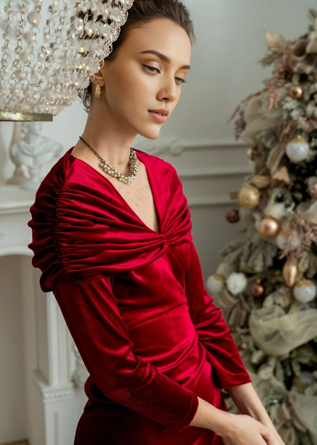 Vestido de fiesta de graduación de terciopelo rojo con escote en V, capa y hombros descubiertos, manga larga, corte sirena, largo hasta los tobillos, con abertura